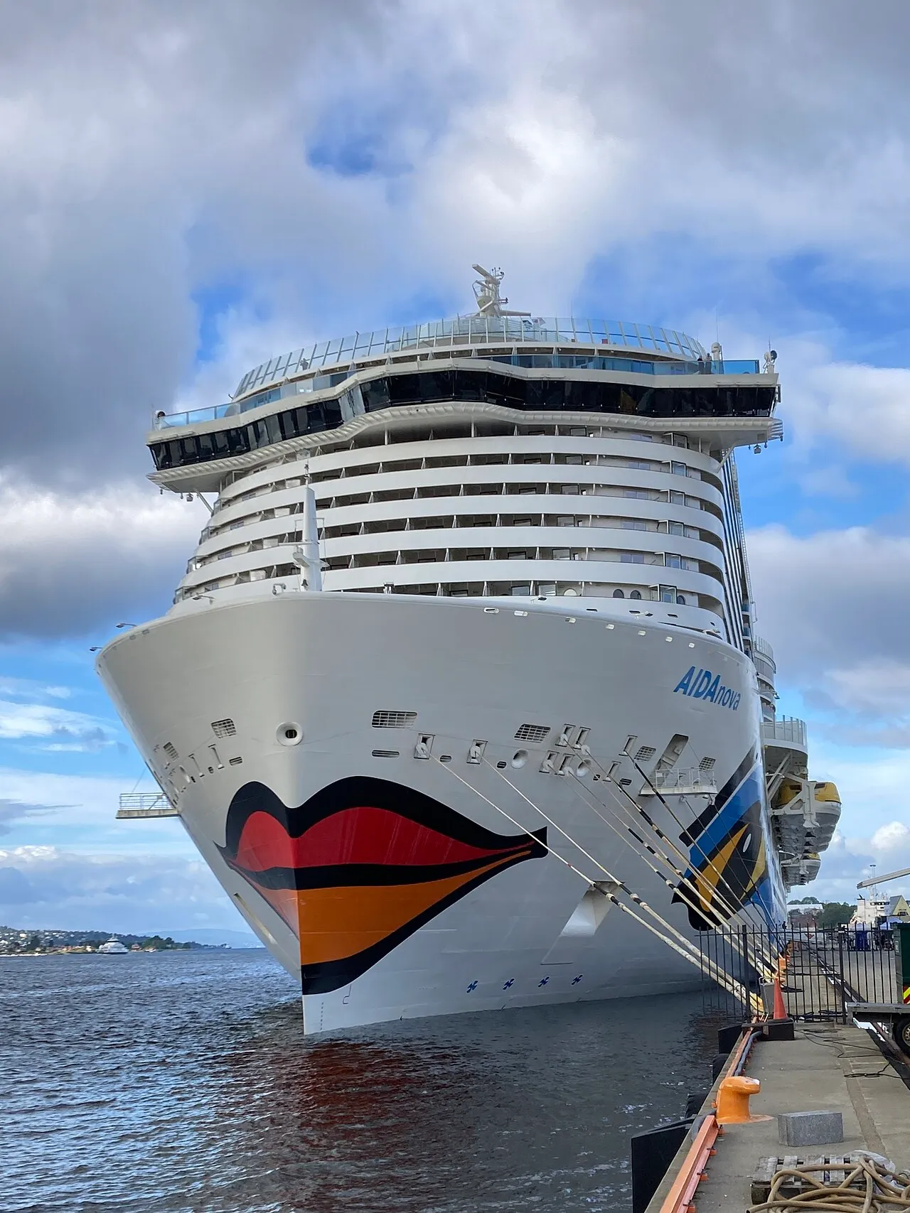 Het cruiseschip AidaNova, dat vier bemanningsleden van een brandende vissersboot in het Skagerrak hielp redden, hier afgemeerd in Oslo.