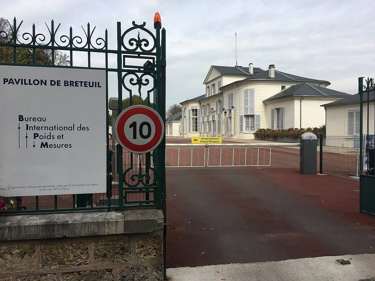 Het Pavillon de Breteuil in Sèvres, Frankrijk, zetel van het Internationale Bureau voor Maten en Gewichten (BIPM), de instantie achter het besluit over de schrikkelseconde.