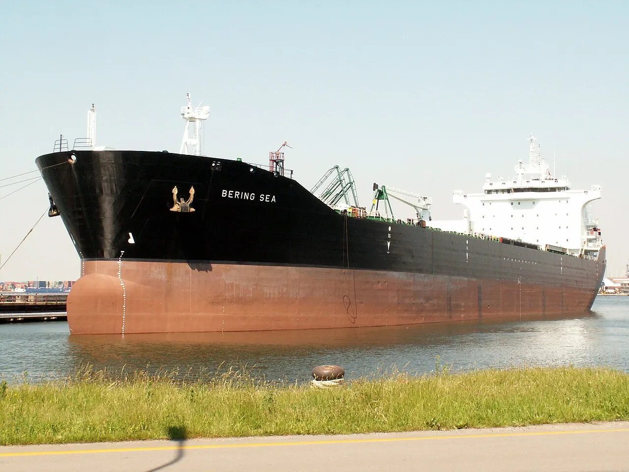 Een olietanker afgemeerd in een haven