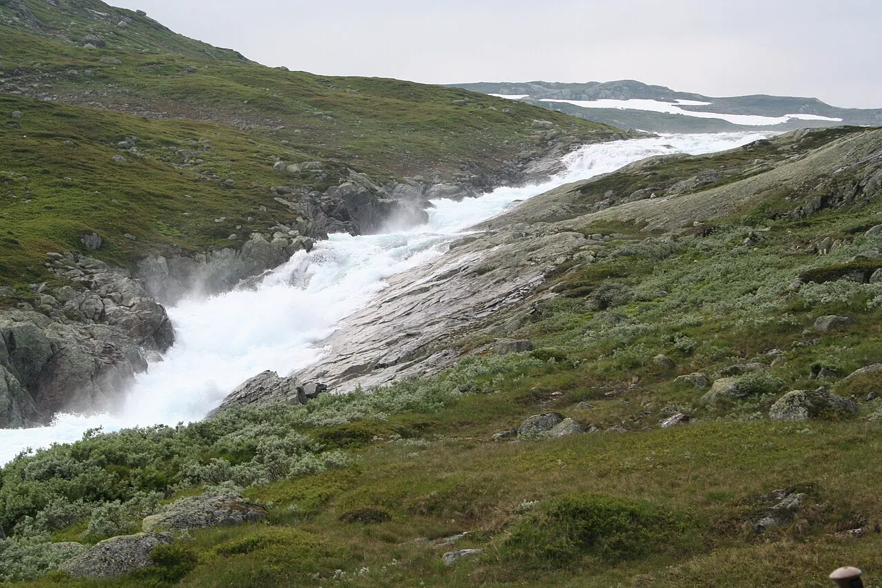 De rivier Bora in Vinje, Telemark, in hoogwater