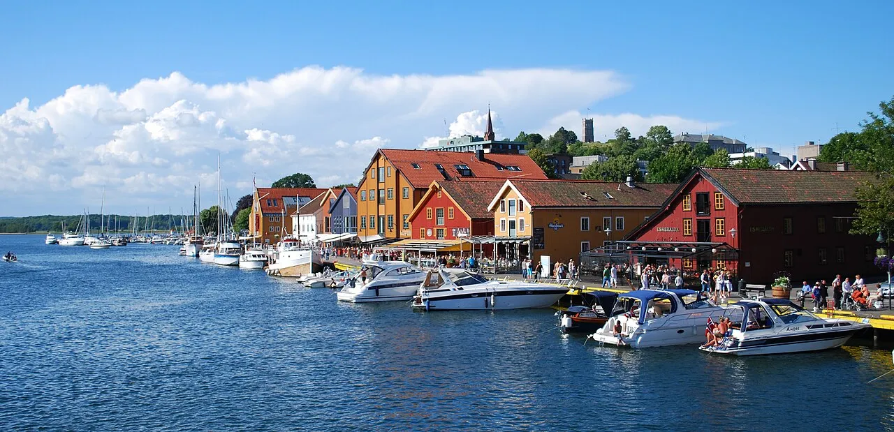 Waterkant en jachthaven in Tønsberg, Noorwegen, de stad waar het penthouse met recordvraagprijs staat.