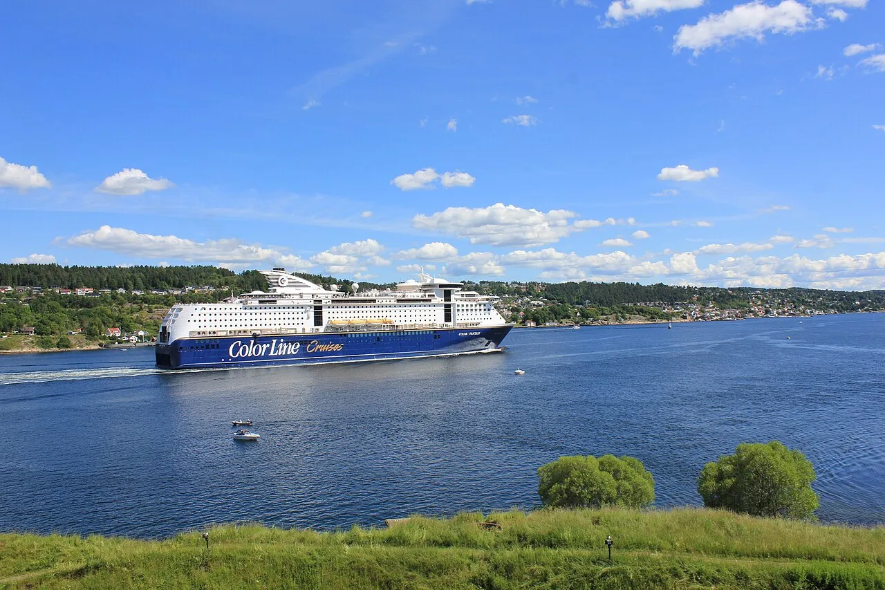 Een veerboot van Color Line vaart langs Drøbak in de Oslofjord.