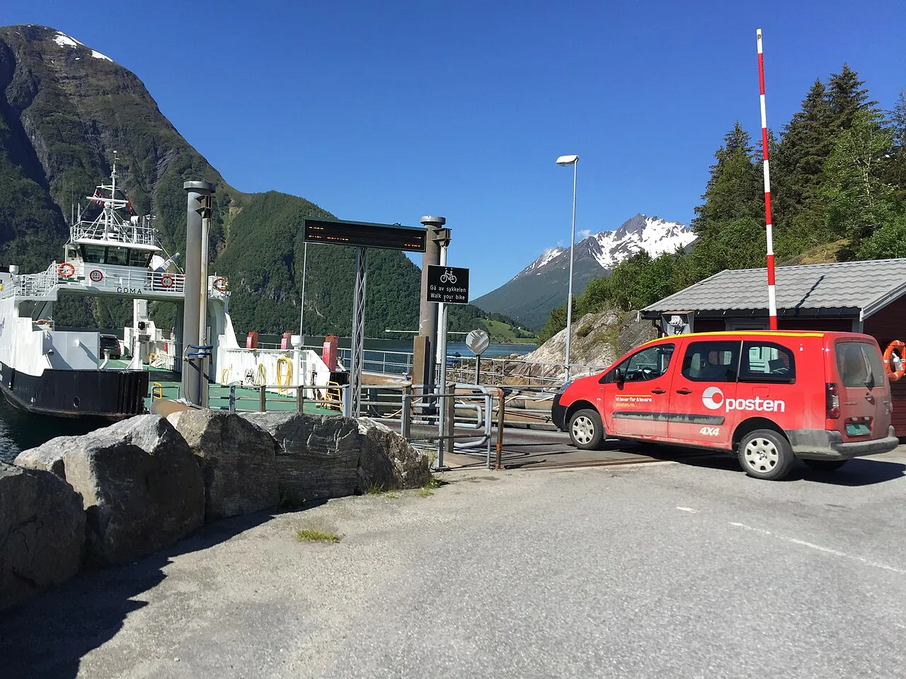 Een bestelbus van Posten Norge aan boord van een veerboot, de Noorse postdienst waar bezorgbanen op de tocht staan