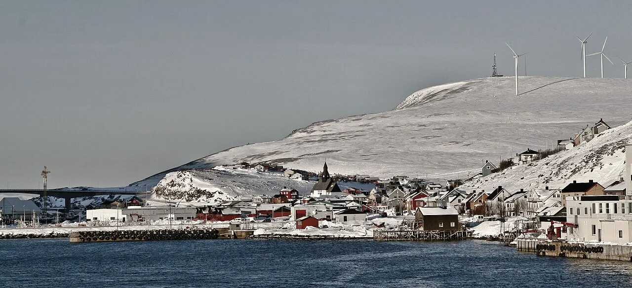 De haven van Havøysund, het Finnmarkse visserijdorp waar Økokrim een visaanlandingsbedrijf doorzocht