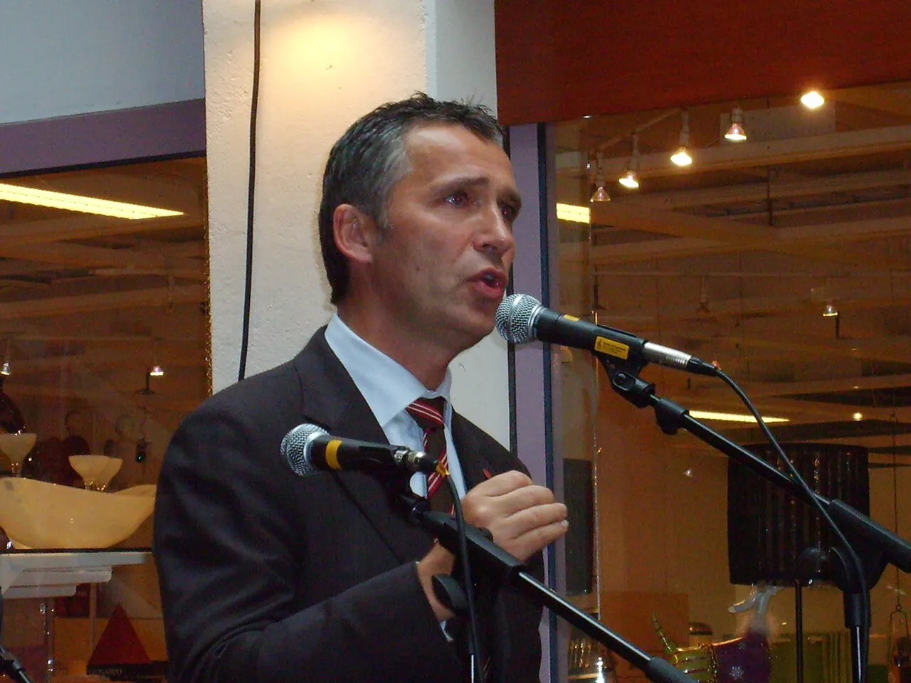Jens Stoltenberg, die als minister van Financiën de Noorse rijksbegroting 2027 presenteerde