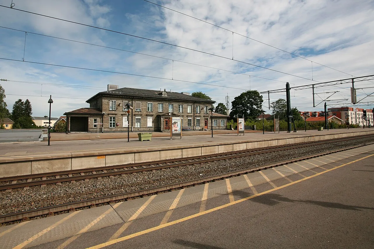 Perronbeeld van station Lillestrøm, waar op 25 oktober 2026 een brand in treinremmen het verkeer stillegde