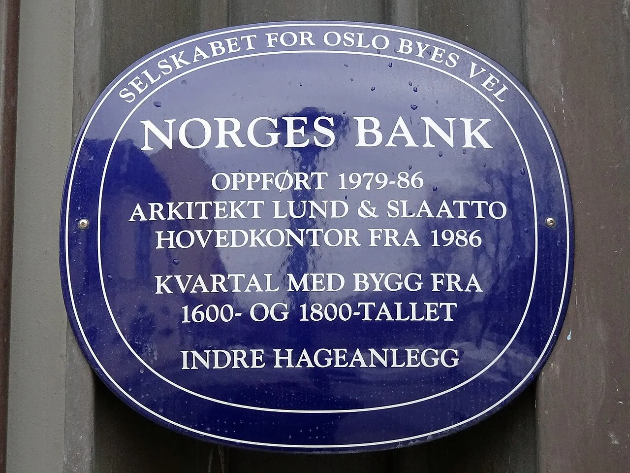 Gedenkplaquette bij het hoofdkantoor van Norges Bank aan Bankplassen 2 in Oslo, de centrale bank die de bevoegdheid over uitsluitingen van het oliefonds zou krijgen