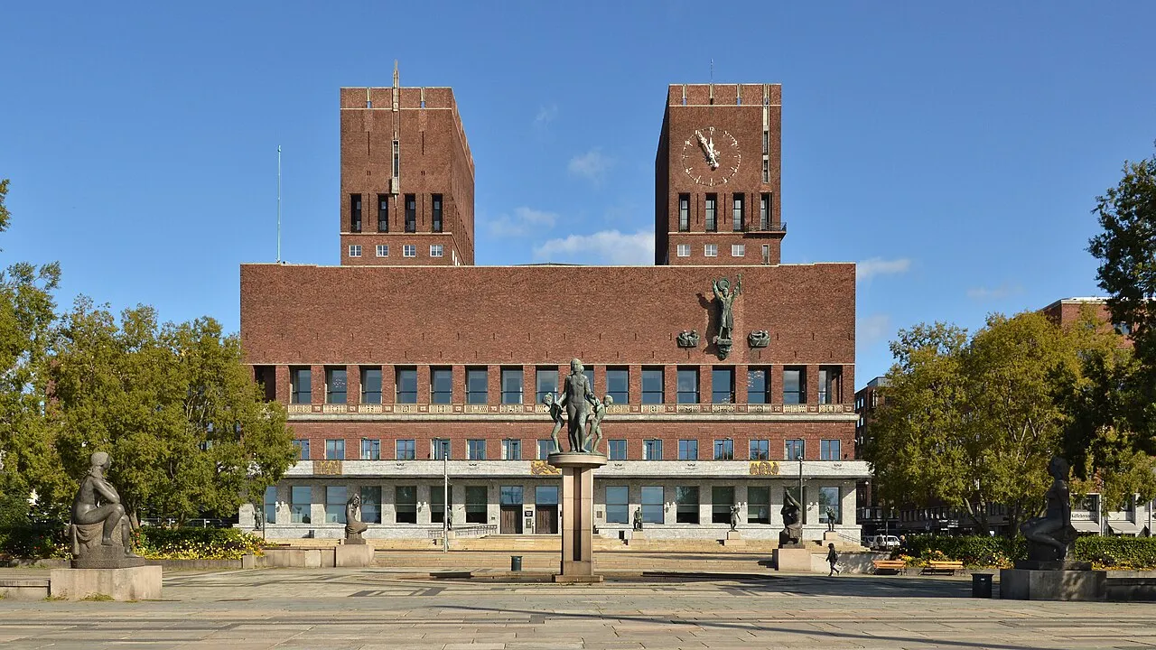 Het Oslo Rådhus (stadhuis), waar de gemeenteraad over de nieuwe stadsdeelnamen stemde.