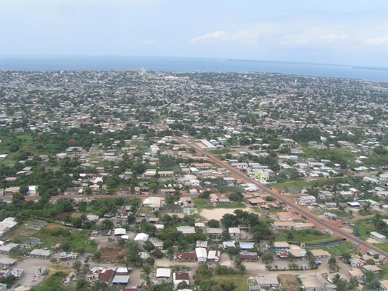 Luchtfoto van Port-Gentil, de Gabonese kuststad bij het MaBoMo-veld waar het boorplatform Prospector 5 zonk.