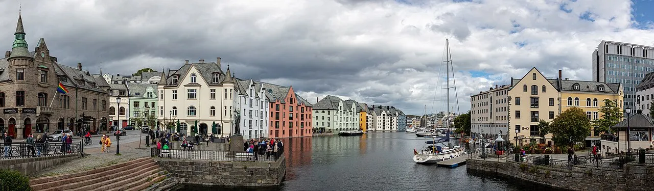De haven van Ålesund, Noorwegen, waar de schepen na de aanvaring aanmeerden
