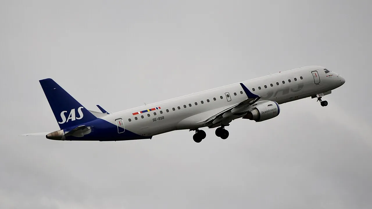 Een Embraer 195 van SAS Link vertrekt vanaf Oslo Gardermoen.