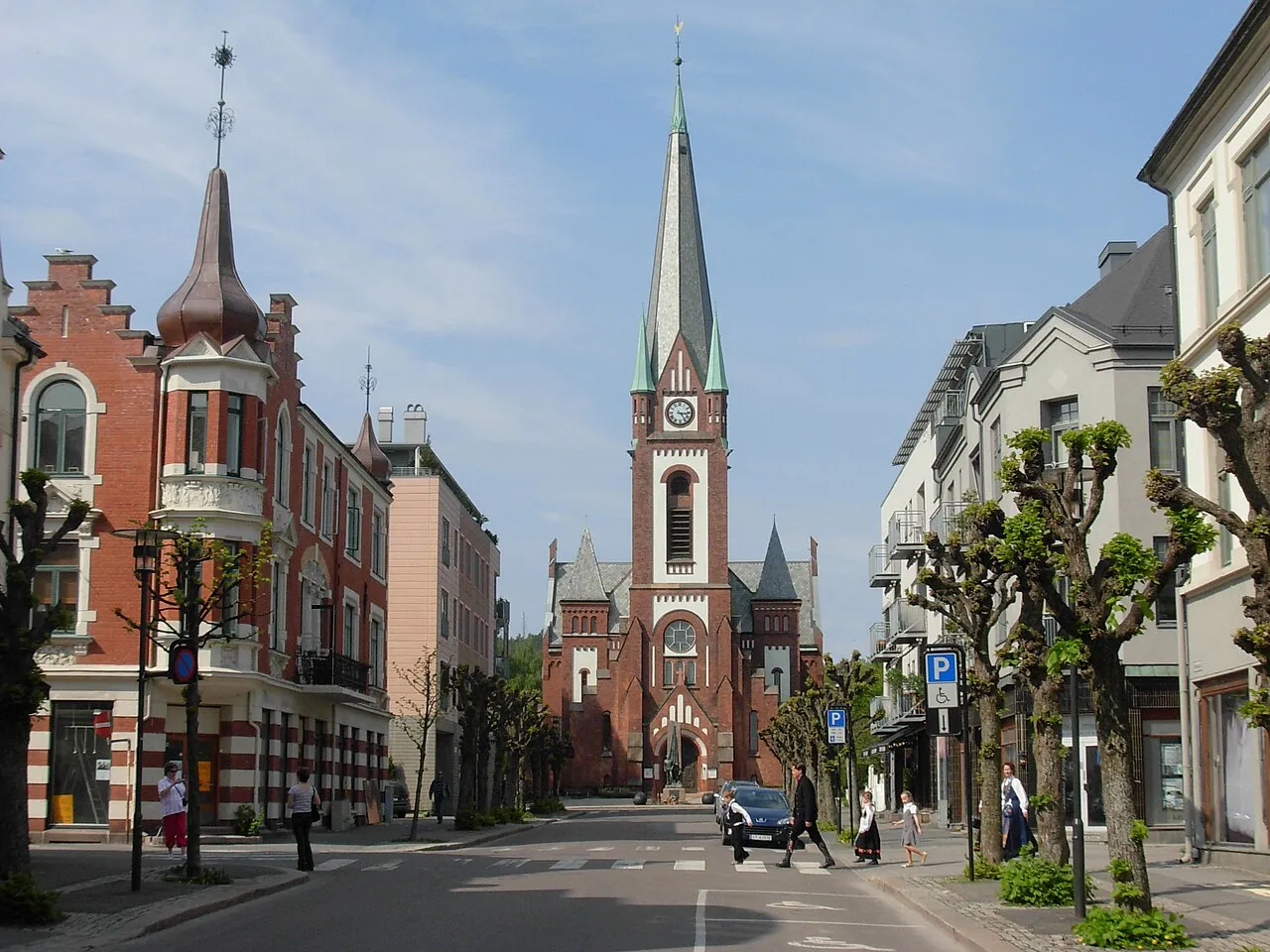 De Sandefjord-kerk en de Kirkegata-straat in de Noorse plaats Sandefjord