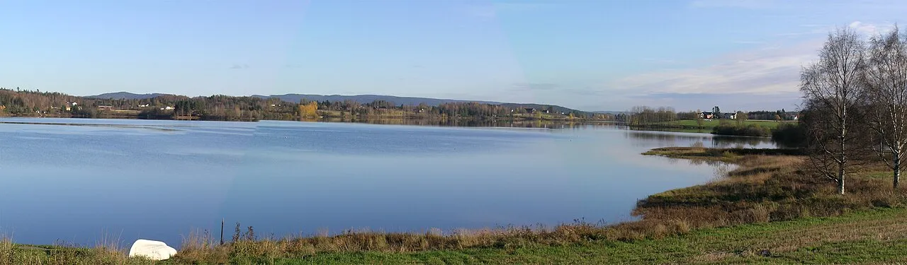 Het meer Storsjøen gezien vanaf Sand, in de gemeente Nord-Odal, Noorwegen.