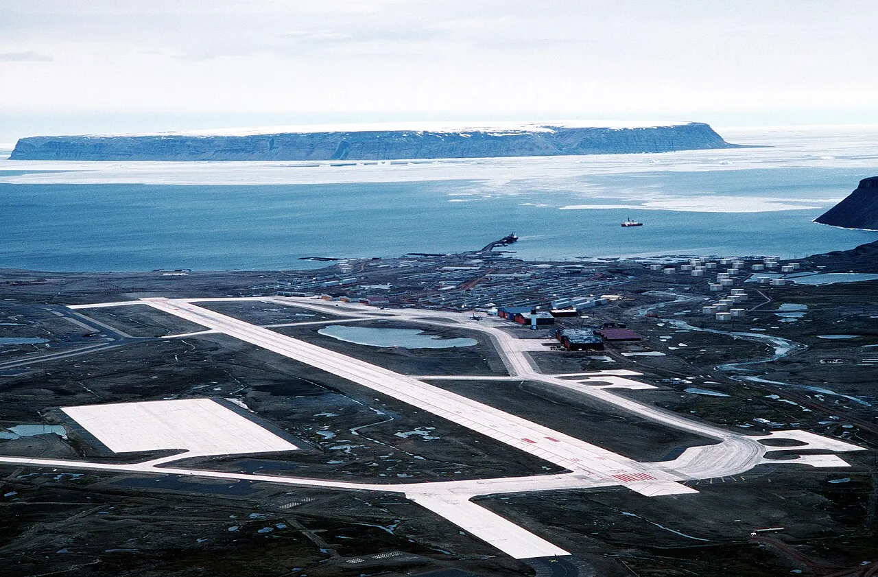 Luchtfoto van Pituffik Space Base (voorheen Thule Air Base) in Groenland