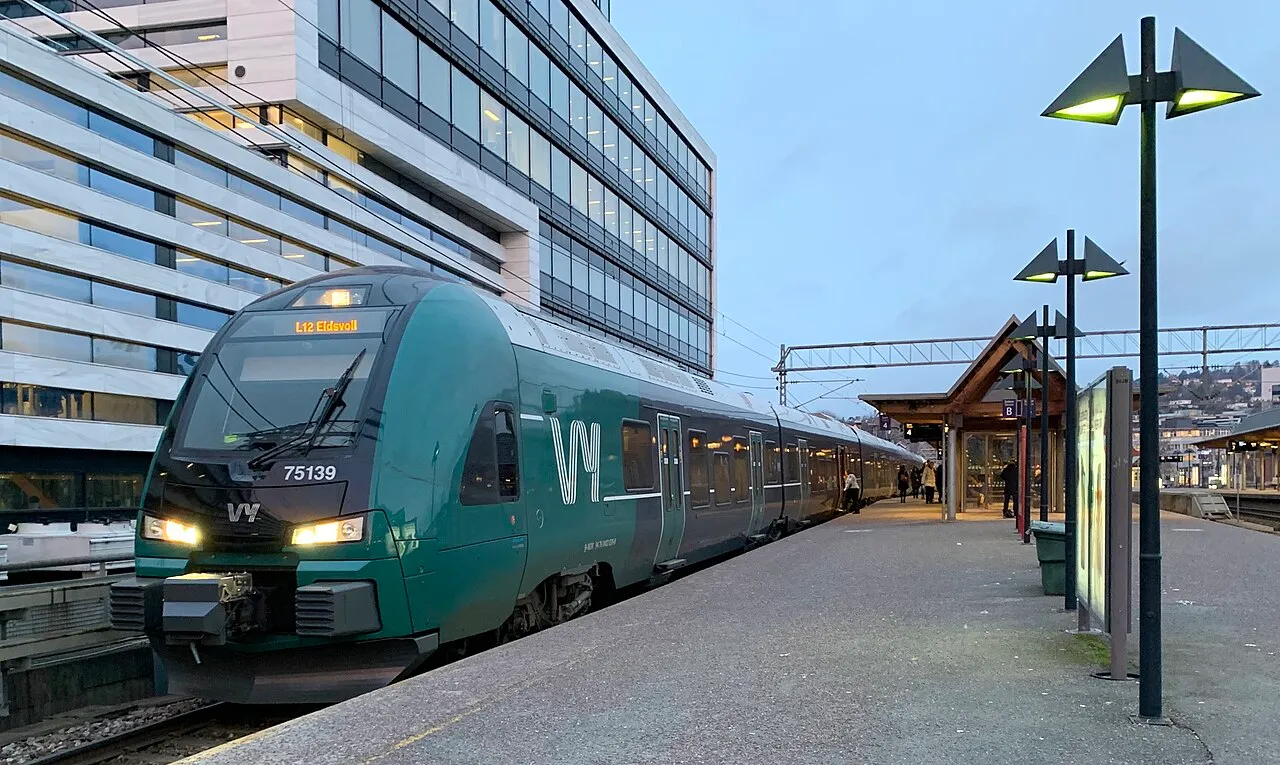 Een trein van vervoerder Vy bij station Skøyen in Oslo, Noorwegen.