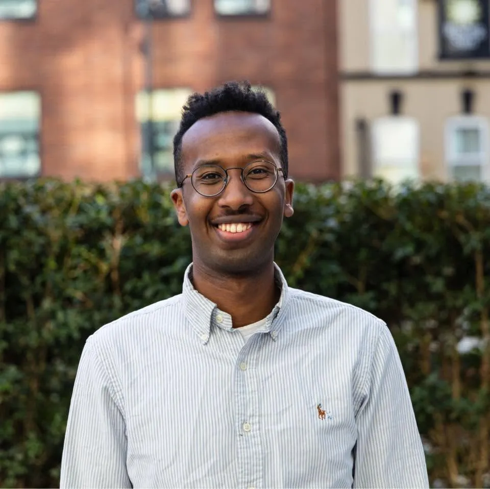 Fawzi Warsame, net verkozen leider van AUF, in gesprek met een deelnemer tijdens een publiek politiek evenement in Oslo, Noorwegen.