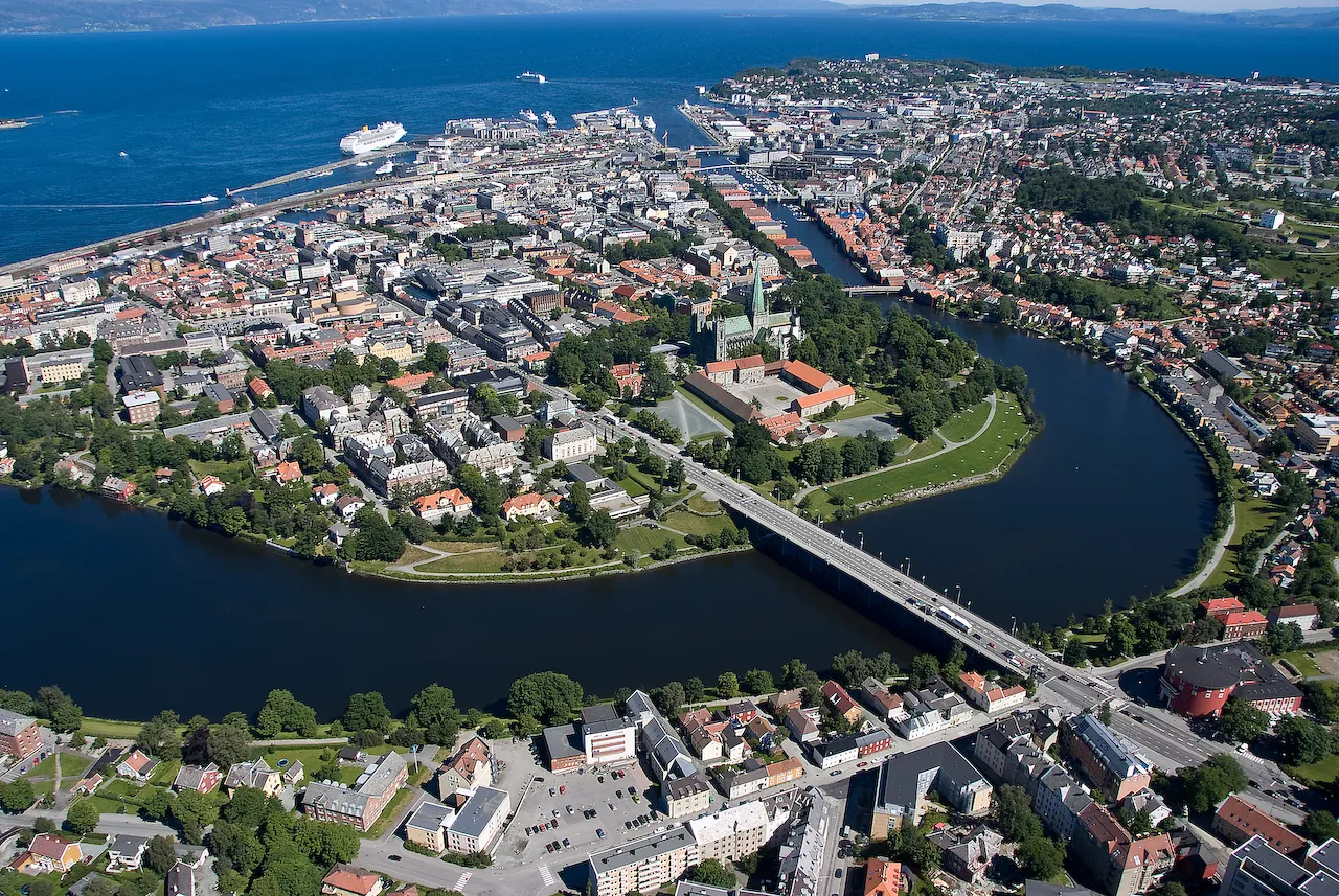 Luchtfoto van Trondheim met de rivier Nidelva en de Nidarosdomkerk