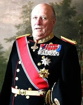 Koning Harald V van Noorwegen in officieel uniform