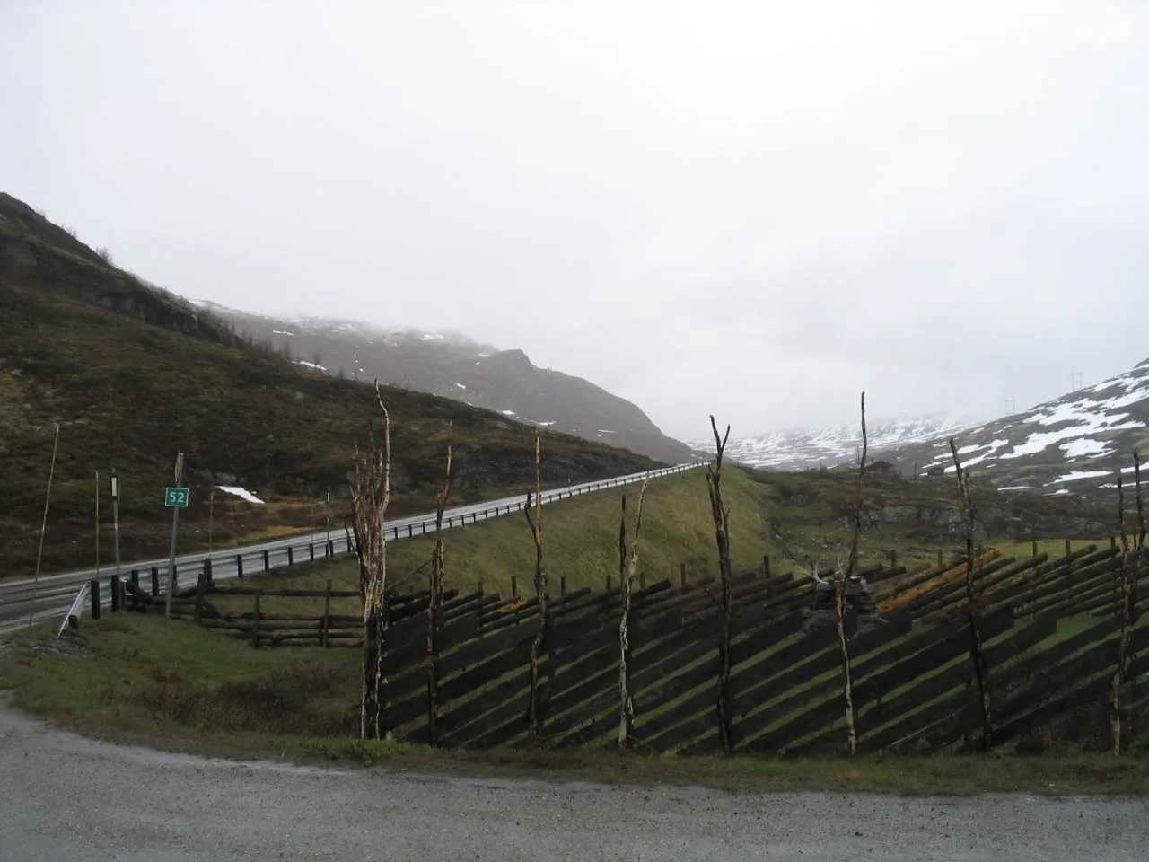Riksveg 52 over het Hemsedalsfjellet in Noorwegen, bij Breistølen.