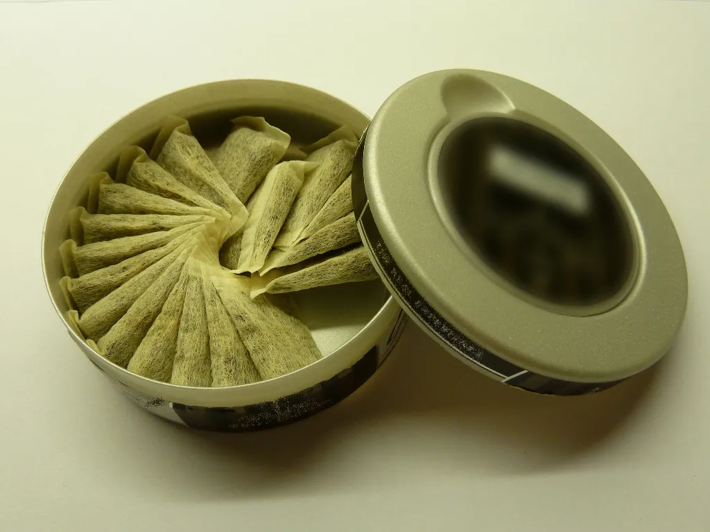 Een snusdoosje zonder merknaam of smaakaanduiding op de deksel.